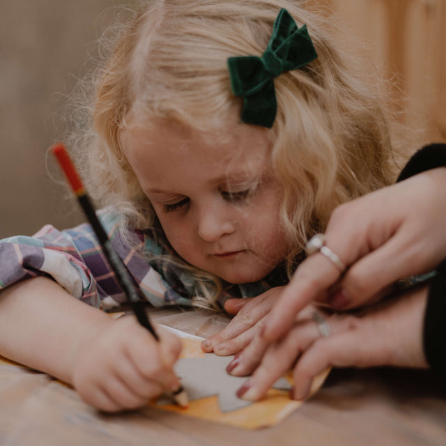 A little girl drawing on Carla Gebhard's children's watercolour workshop.